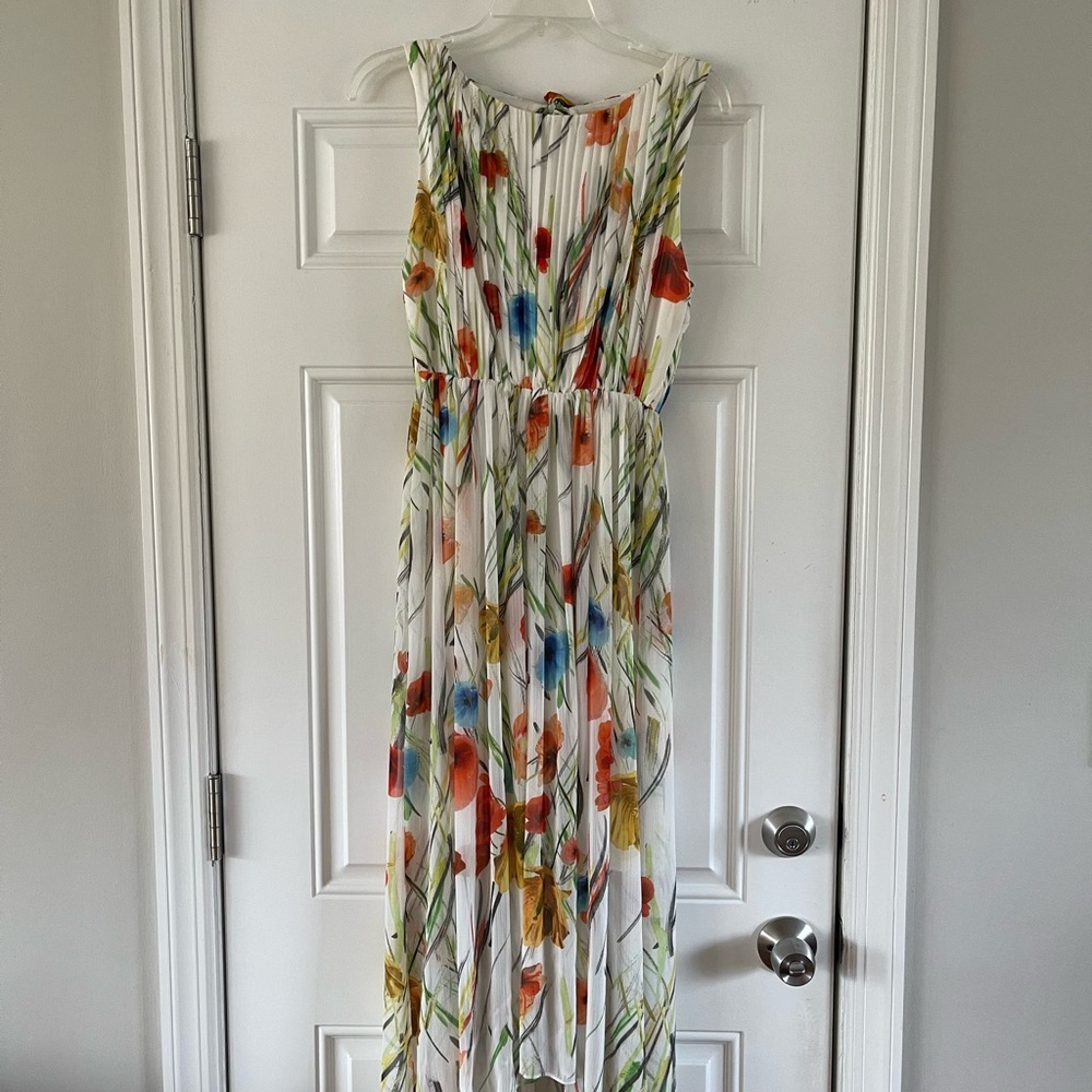 Maxi full sleeveless dress with an open square back.